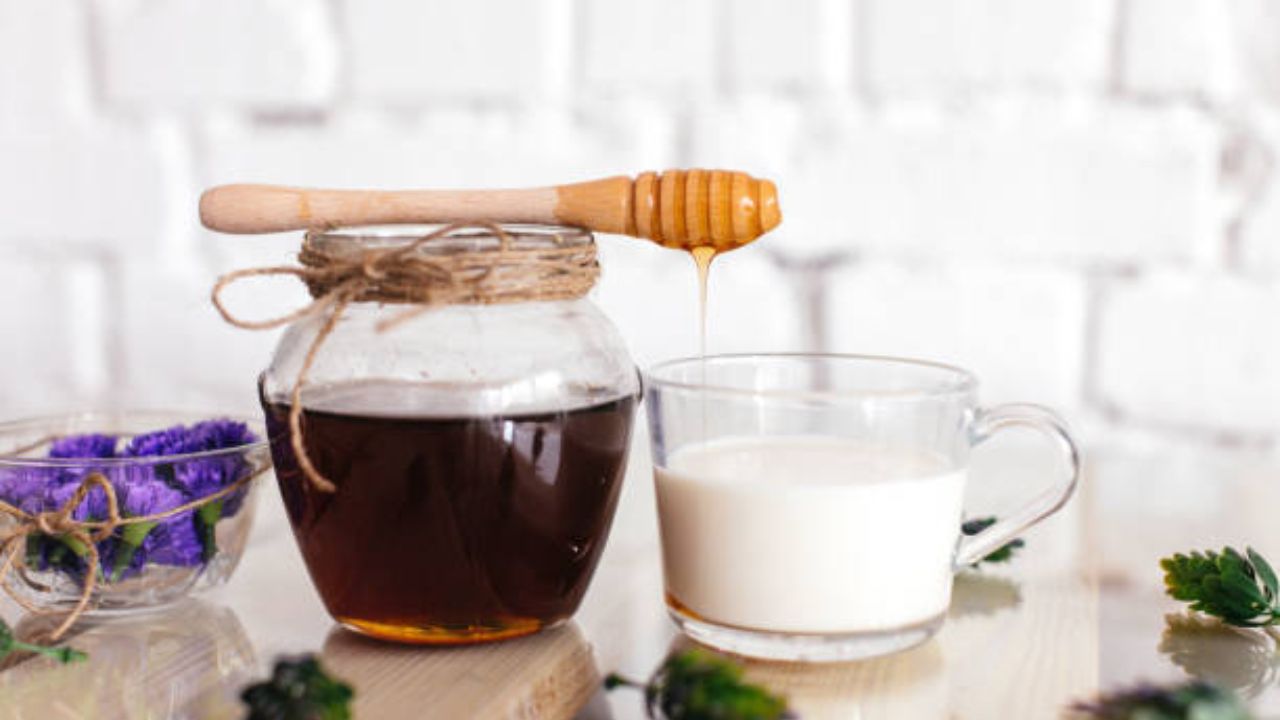 मध एक नैसर्गिक मॉइश्चरायझर आणि अँटीबॅक्टेरियल पदार्थ आहे. त्यामुळे मधात दूध मिक्स करून पायांवर लावल्यास दोन दिवसांमध्ये पायांची त्वचा अतिशय मुलायम आणि सॉफ्ट होईल. 