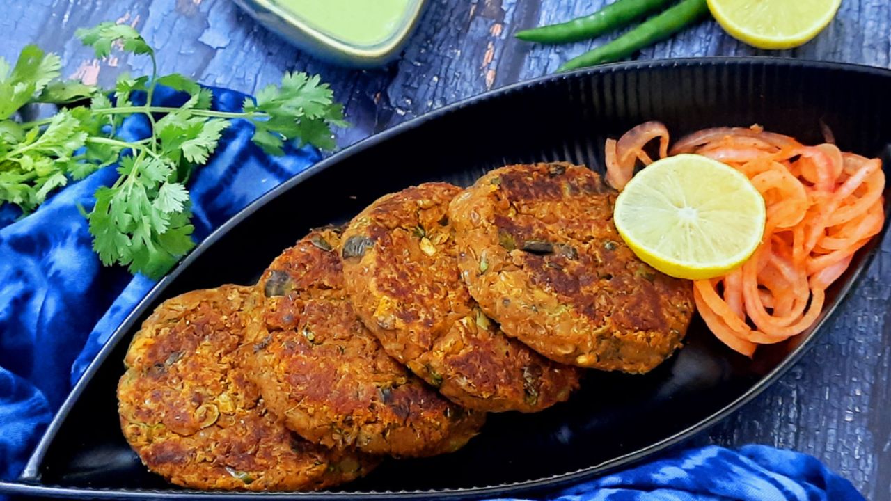 शहरातील सर्वात लोकप्रिय आणि प्रतिष्ठित पदार्थांपैकी एक असलेला पदार्थ म्हणजे गलोटी कबाब. गलोटी कबाब तुम्ही पराठ्यासोबत खाऊ शकता. हा पदार्थ पाहतच क्षणी तुमच्या देखील तोंडाला पाणी सुटेल.