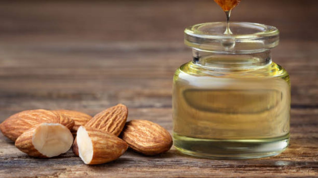 बदाम तेलाचा वापर त्वचेसाठी केल्यास चेहऱ्यावर वाढलेले काळे डाग कमी होतील आणि त्वचा अधिक सुंदर दिसेल. या तेलात भरपूर प्रमाणात विटामिन ई असते. चेहऱ्यावर आलेल्या सुरकुत्या आणि बारीक रेषा कमी करण्यासाठी बदाम तेलाचा वापर करावा.