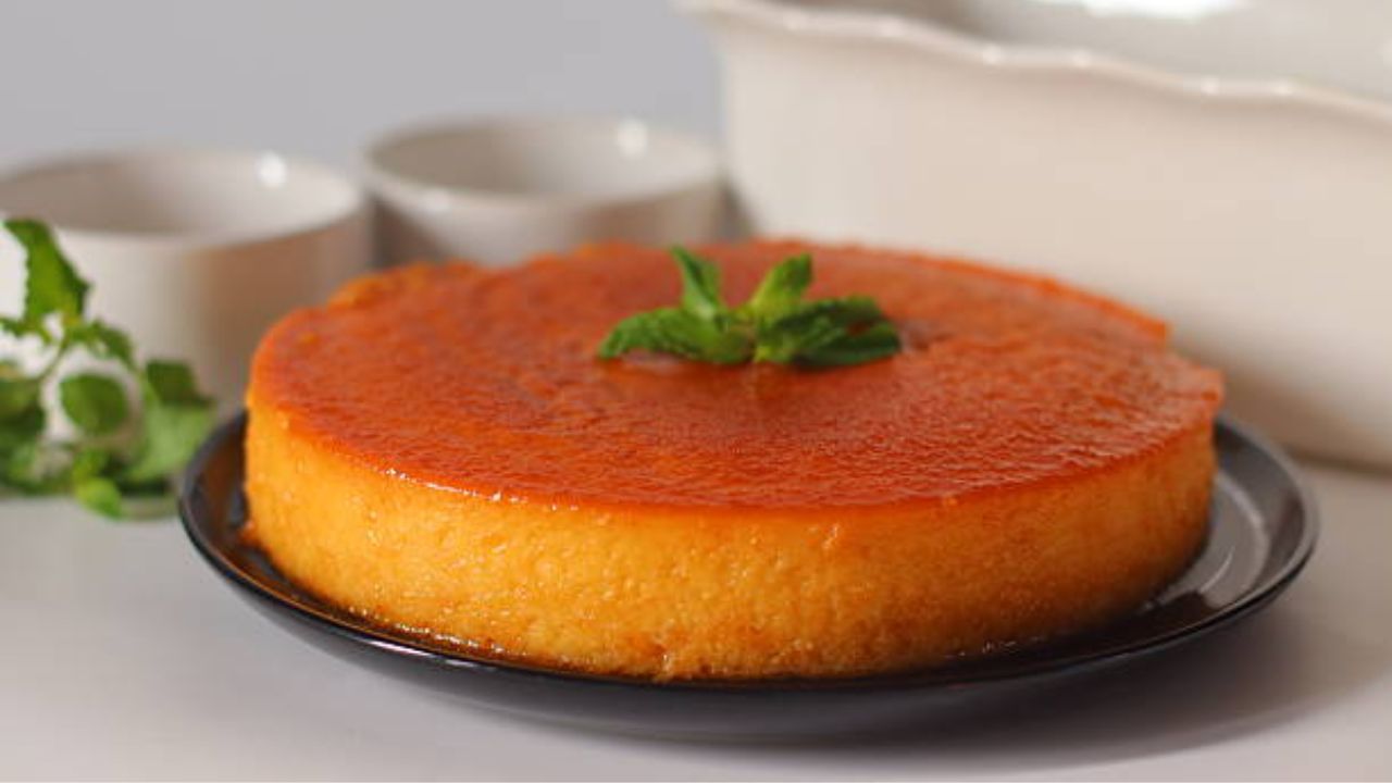 गोड पदार्थ खाण्याची इच्छा झाल्यास झटपट तुम्ही ब्रेड पुडिंग बनवू शकता. अनेक वेगवेगळ्या पदार्थांपासून पुडिंग बनवले जाते. व्हॅनिला एसेन्सच्या मिश्रणात ब्रेडक्रम्स भिजवत ठेवून ते नंतर बेक करून घ्या. शुगर सिरप टाकून ब्रेड पुडिंग सर्व्ह करा.