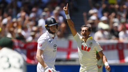 2025 च्या अ‍ॅशेस मालिकेतील पहिल्याच षटकात आणखी एक धमाका, मिचेल स्टार्कच्या वेगाने इंग्लंडचे फलंदाज कोसळले