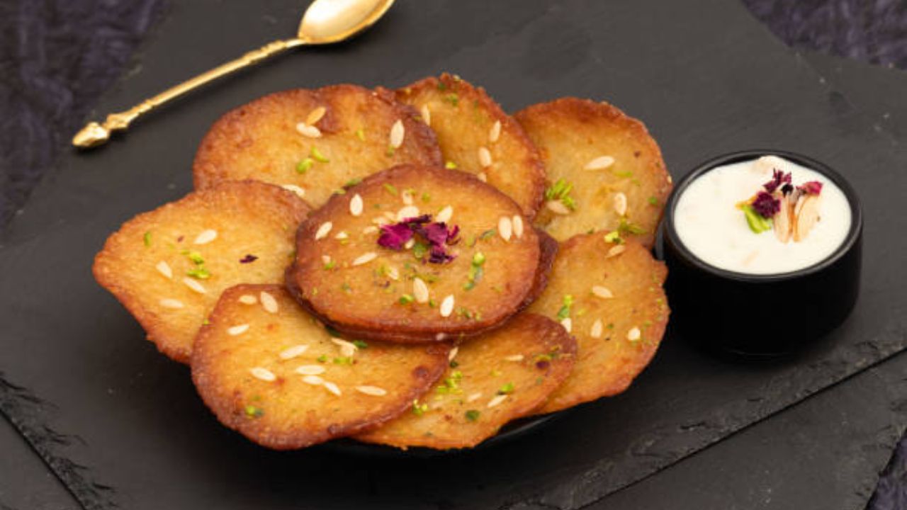 कंडेन्स्ड मिल्क, तूप आणि गव्हाच्या पिठाचा वापर करून बनवला जाणारा मालपुवा सगळ्यांचं खायला खूप जास्त आवडतो. साखरेच्या पाकात किंवा रबडीसोबत मालपुवा खाल्ला जातो.