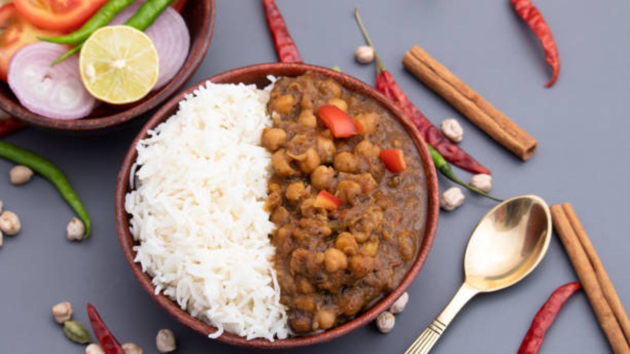 कांदा, टोमॅटो आणि वेगवेगळ्या मसाल्यांचा वापर करून बनवलेला छोले मसाला हा पदार्थ चपाती किंवा पुरीसोबत अतिशय सुंदर लागतो. यामुळे जेवणाची चव वाढते.