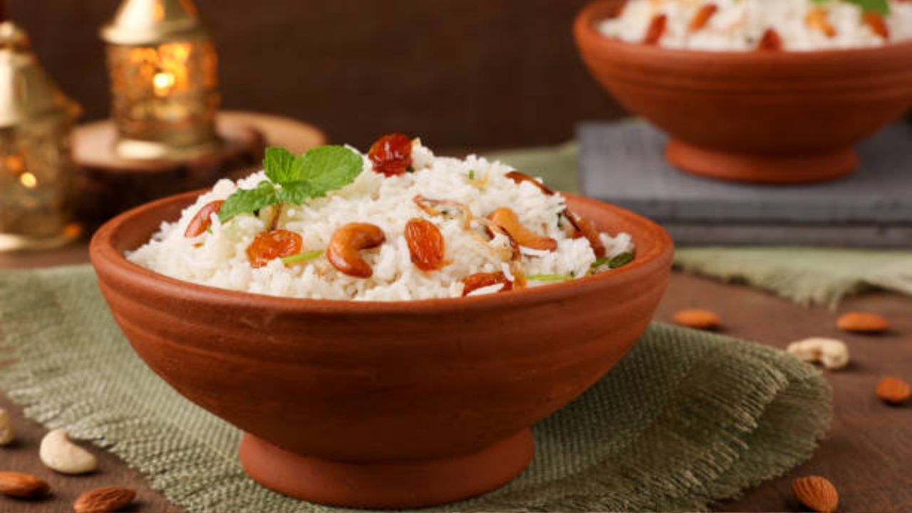 काश्मिरी पुलाव मेवा, केशर आणि सौम्य मसाल्यांचा वापर करून बनवला जातो. पुलावची चव वाढवण्यासाठी त्यात केशर काड्या टाकल्या जातात. काश्मिरी पुलावची चव काहीशी गोड असते.