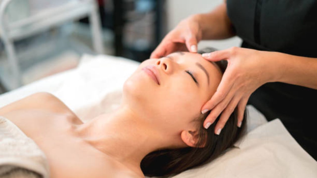 रात्री झोपण्याआधी चेहऱ्यावर करा 'या' तेलाने मसाज, सकाळी उठल्यानंतर चेहरा दिसेल टवटवीत आणि फ्रेश