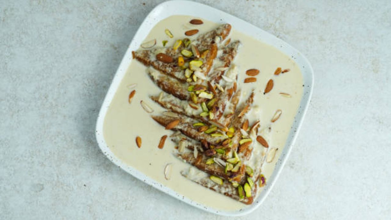 घरी आलेल्या पाहुण्यांसाठी कायमच काय बनवावे सुचत नाही. अशावेळी सोप्या पद्धतीमध्ये शाही तुकडा तुम्ही बनवू शकता. शाही तुकडा घरातील सगळ्यांचं खूप जास्त आवडेल.