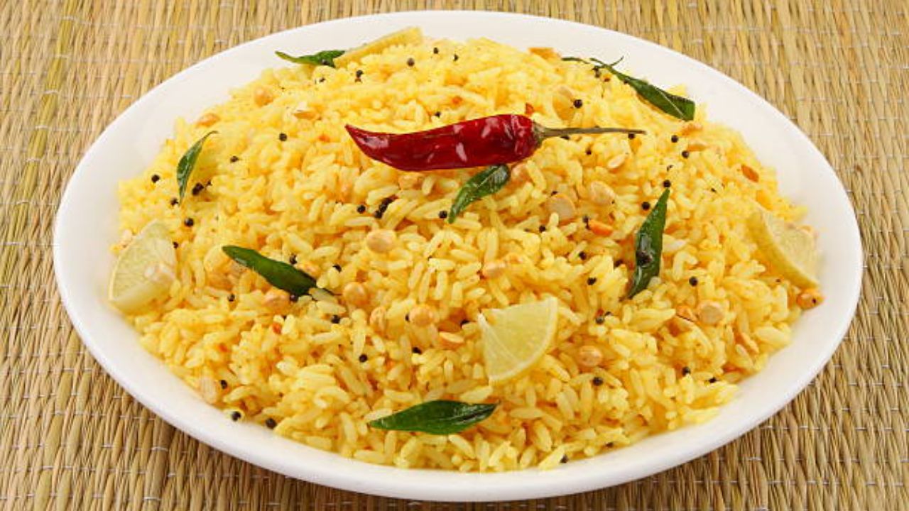 दक्षिण भारतातील अतिशय फेमस पदार्थ म्हणजे लेमन राईस. लिंबाचा रस आणि लिंबाच्या सालीचा वापर करून बनवलेला लेमन राईस चवीला अतिशय सुंदर लागतो.