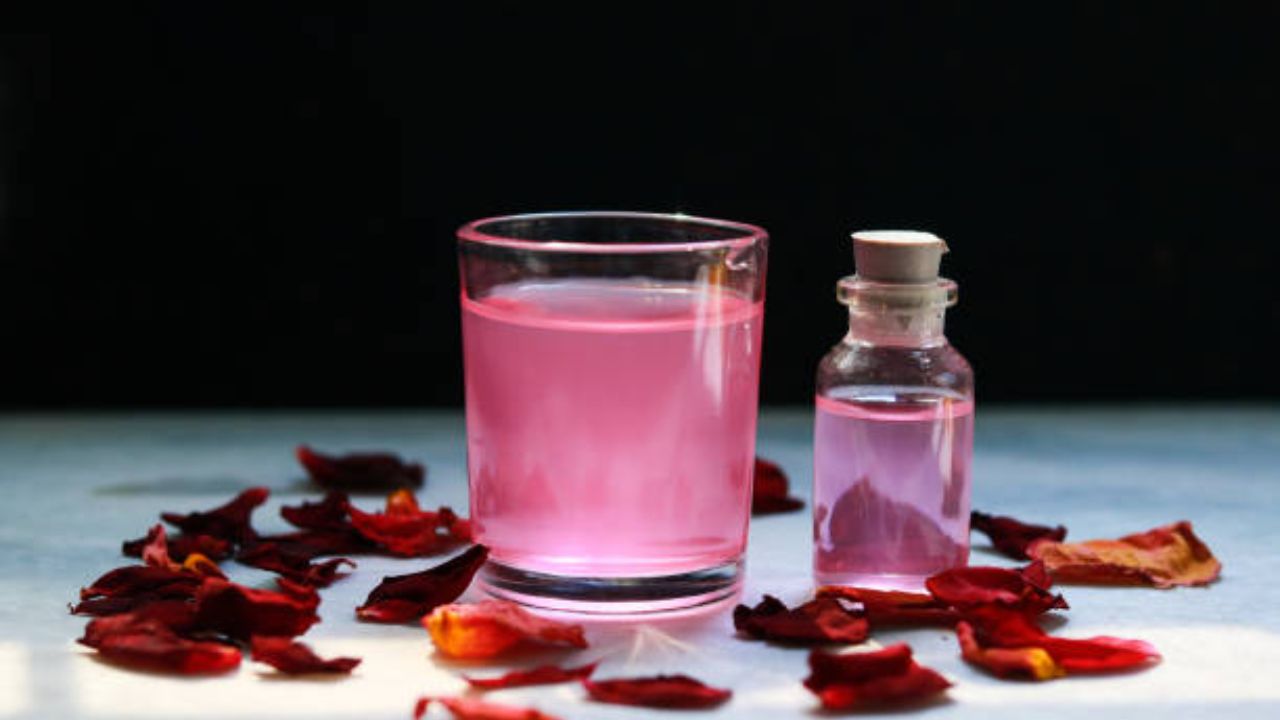 गुलाब पाण्याचा वापर केल्यामुळे त्वचेमधील ओलावा कायम टिकून राहतो आणि त्वचा अधिक सुंदर दिसते. यासाठी रात्री झोपण्याआधी गुलाब पाणी पायांवर लावून ठेवावे. 