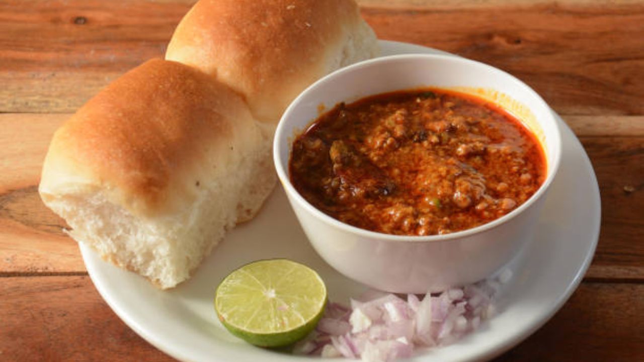 खिमा आणि रुमाली रोटी हे कॉम्बिनेशन अतिशय सुंदर लागते. चिकन किंवा मटणचा वापर करून तुम्ही खिमा बनवू शकता. खिमा बनवताना त्यात हिरवे वाटणे सुद्धा टाकले जातात.