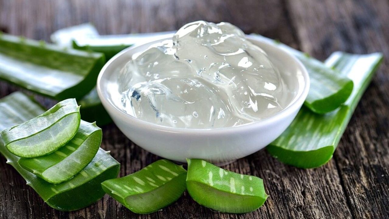 वातावरणात होणाऱ्या बदलांच्या परिणामामुळे त्वचा खूप जास्त कोरडी होते. त्वचेवर वाढलेला कोरडेपणा कमी करण्यासाठी रात्री झोपण्याआधी कोरफड जेल चेहऱ्यावर लावावे.