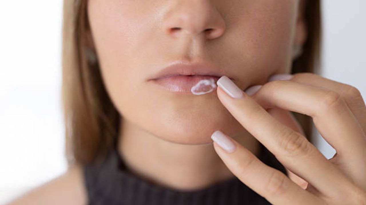 थंडीच्या दिवसांमध्ये शरीराला पोषण देण्यासाठी पालेभाज्या आणि फळांचे सेवन करावे. या पदार्थांच्या सेवनामुळे शरीरात निर्माण झालेली आयर्नची कमतरता भरून निघते.