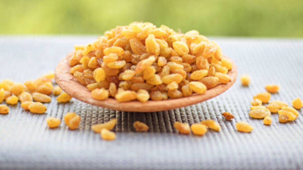 मनुक्यांमध्ये लोह आणि विटामिन सी असते. पोषक घटकांनी समृद्ध असलेल्या मनुक्यांचे नियमित सेवन केल्यास रक्ताची कमतरता भरून निघेल आणि शरीरातील हाडे कायमच मजबूत राहतील. 