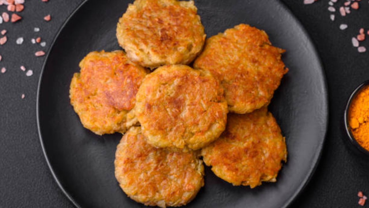 काबुली चणे, बटाटे, आले, हिरवी मिरची, आणि मसाले घालून बनवलेली टिक्की संध्याकाळच्या नाश्त्यासाठी अतिशय उत्तम आहे., काबुली चण्याची टिक्की हिरव्या चटणीसोबत अतिशय सुंदर लागते.