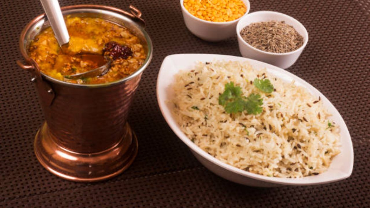 हॉटेलमध्ये गेल्यानंतर आवडीने खाल्ला जाणारा पदार्थ म्हणजे जिरा राईस आणि डाळ फ्राय. या पदार्थांशिवाय जेवणाची चव लागत नाही. जिरा राईस चवीसोबत आरोग्यासाठी सुद्धा पौष्टिक आहे. कारण जिऱ्याचे सेवन केल्यामुळे अन्नपदार्थ सहज पचन होतात.