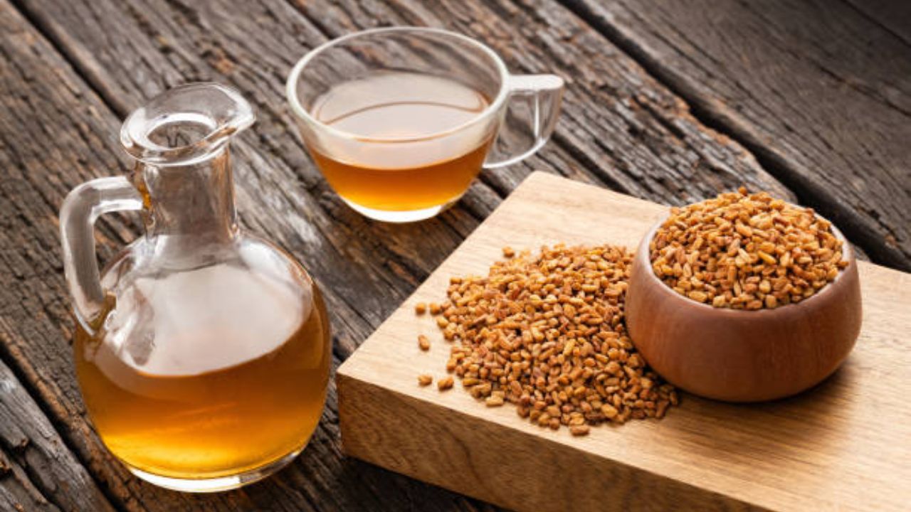 वजन वाढलेले कमी करण्यासाठी उपाशी पोटी महागडी सप्लिमेंट्स पिण्याऐवजी मेथी दाण्यांचा चहा प्यावा. हा चहा महिनाभर नियमित प्यायल्यास पोटावर वाढलेला चरबीचा घेर कमी होईल. 