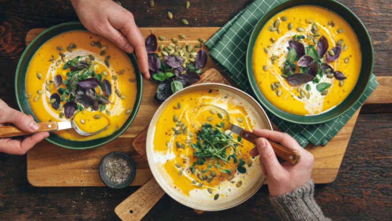 हिवाळ्यात रोगप्रतिकारशक्ती वाढवण्यासाठी नियमित प्या गरमागरम सूप, हाडांचे आरोग्य सुधारून कायमच राहाल ठणठणीत