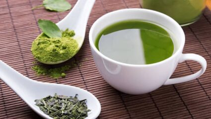आवडीने Green Tea चे सेवन करत असाल तर थांबा! आरोग्याला पोहचेल गंभीर हानी, शरीरात दिसून येतील ‘हे’ बदल