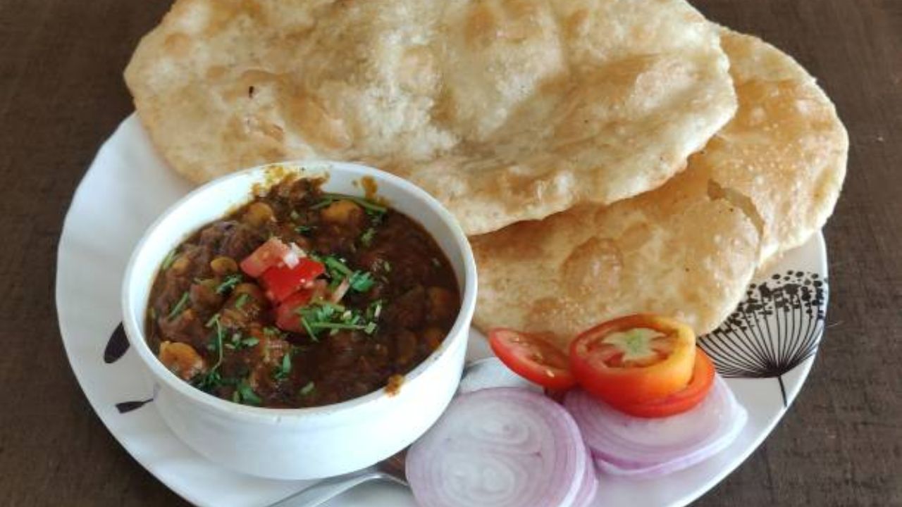 दिल्लीतील छोले भटुरे सगळीकडे प्रसिद्ध आहेत. जेवणात कायम तेच ठराविक पदार्थ खाऊन कंटाळा आल्यानंतर तुम्ही घरात छोले भटुरे बनवू शकता.