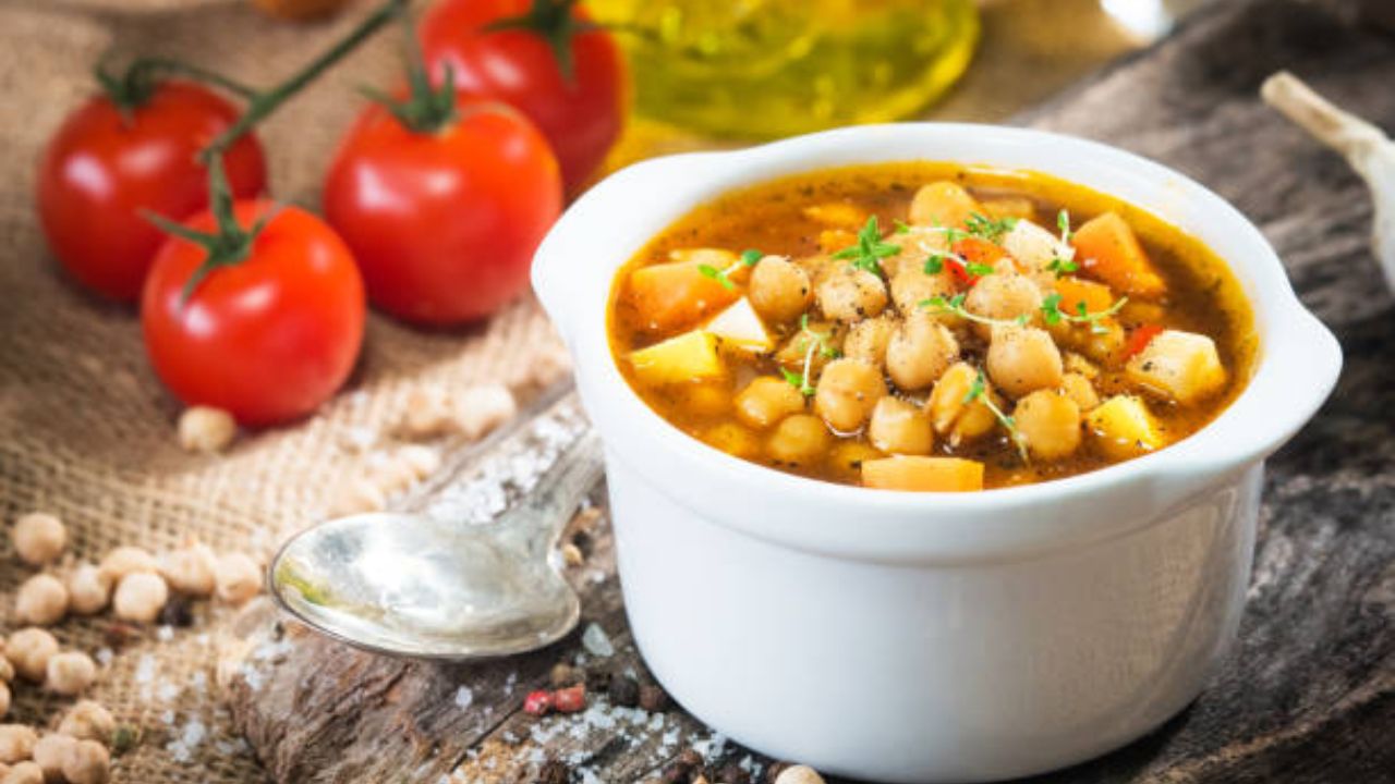 थंडीच्या दिवसांमध्ये सूप प्यायला सगळ्यांचं खूप जास्त आवडते. काबुली चणे आणि इतर भाज्या घालून बनवलेले सूप आरोग्यासाठी अतिशय पौष्टिक आहे.