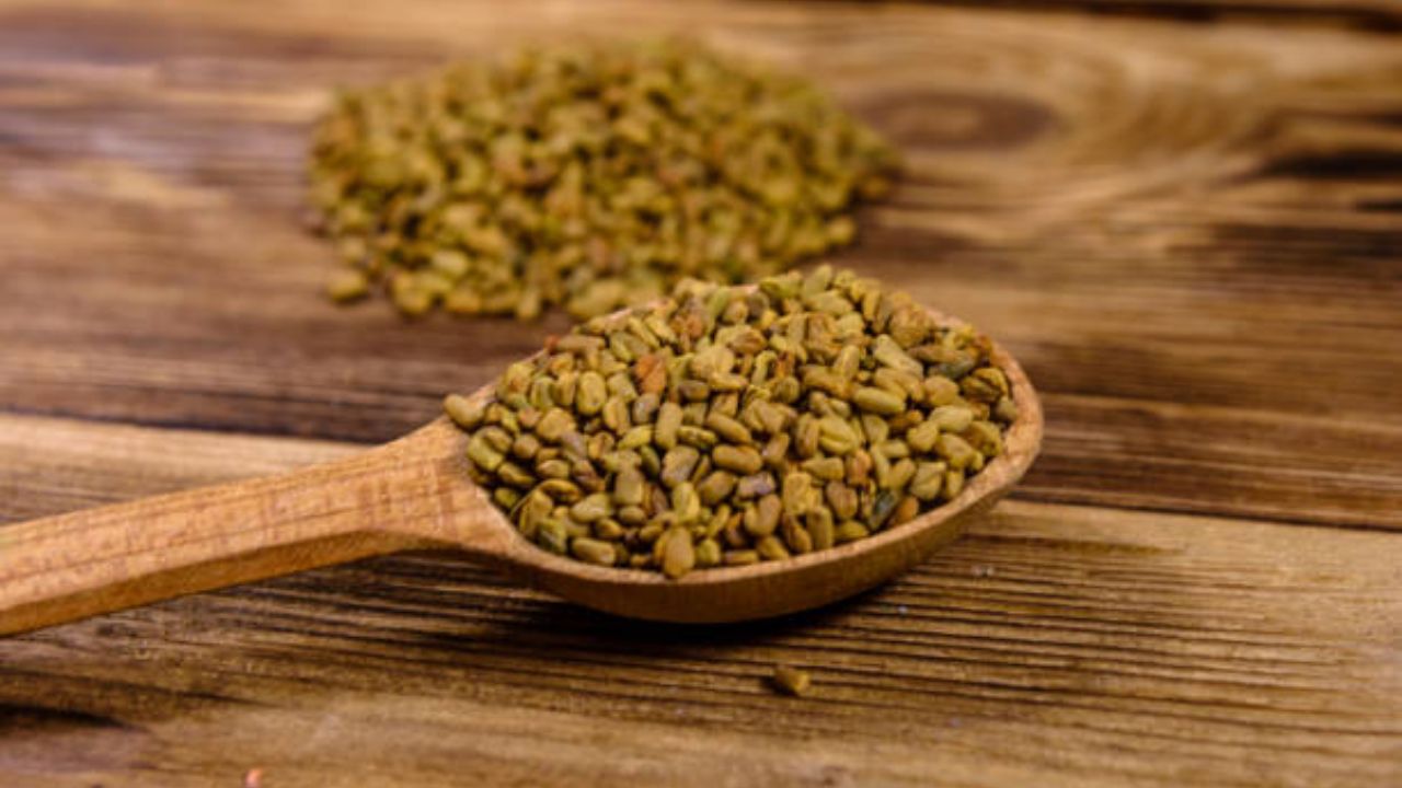 मेथी दाण्यांच्या चहामध्ये दाहक-विरोधी आणि अँटिऑक्सिडंट गुणधर्म मोठ्या प्रमाणावर आढळून येते. यामुळे त्वचेमध्ये वाढलेली जळजळ कमी होण्यासोबतच चेहऱ्यावर वाढलेले पिंपल्स कमी होतात. 