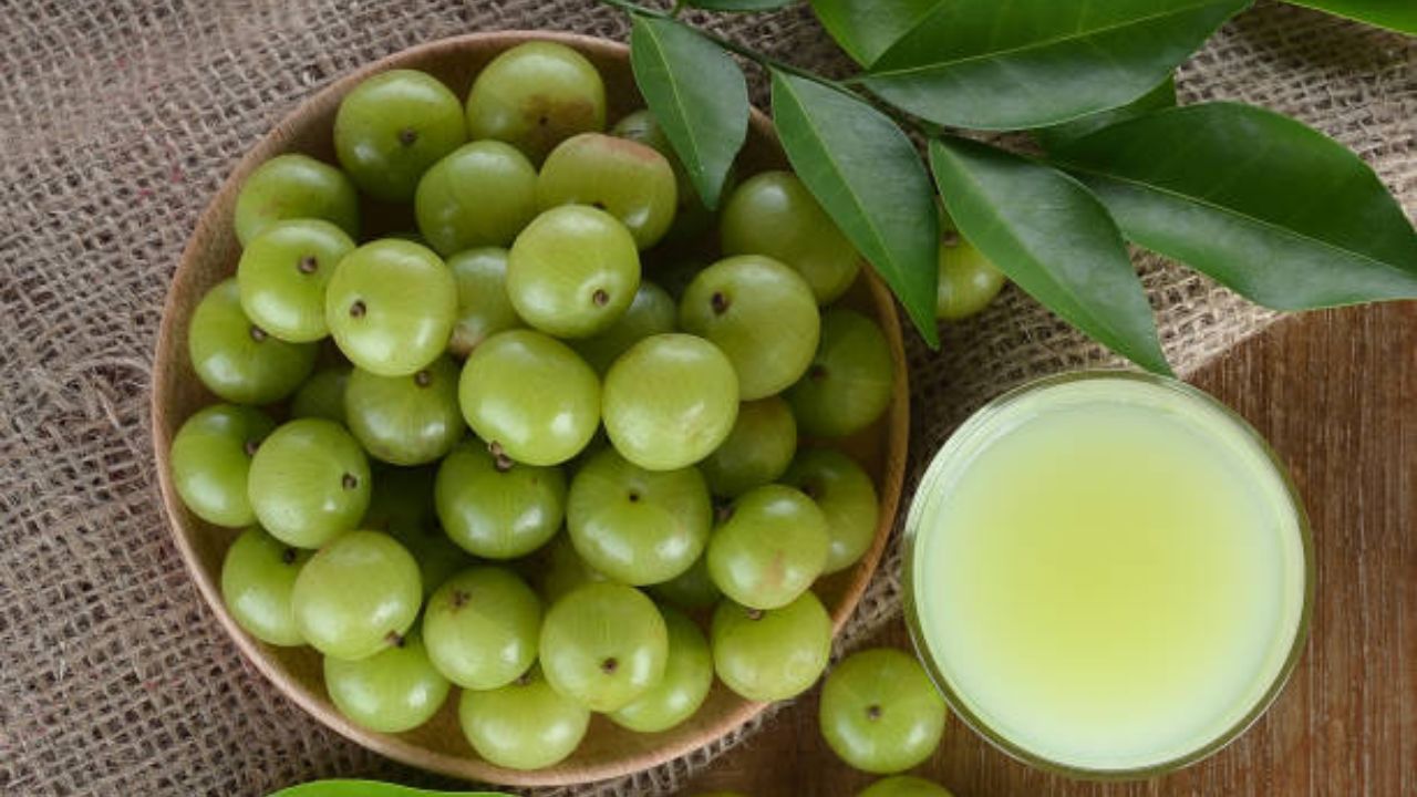 हिवाळ्यात ‘या’ पद्धतीने करा ताज्या आवळ्याचे सेवन! गंभीर आजारांपासून राहाल कायमच दूर, त्वचेवर येईल चमकदार ग्लो