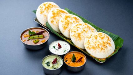 गरमागरम नाश्त्याने करा दिवसाची सुरुवात! वाटीभर रव्यापासून सकाळच्या नाश्त्यात बनवा मुलायम लुसलुशीत इडली, नोट करा रेसिपी
