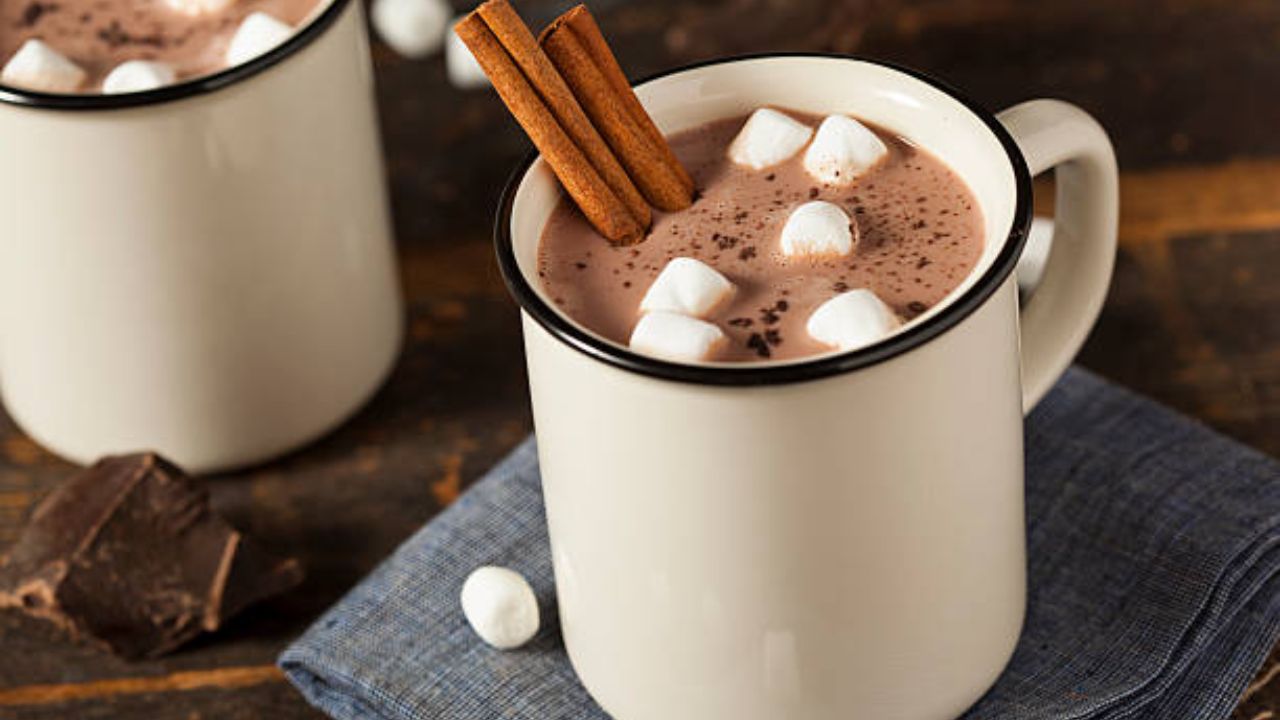 Winter Special Drink: संध्याकाळच्या नाश्त्यात घरी बनवा पौष्टिक Hot Chocolate, १० मिनिटांमध्ये झटपट तयार होईल पदार्थ