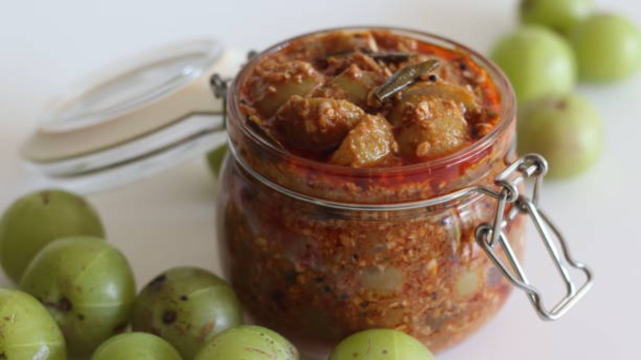 लोणचं पाहून सुटेल तोंडाला पाणी! १५ मिनिटांमध्ये ताज्या आवळ्यांपासून बनवा आंबट तिखट लोणचं, नोट करा रेसिपी