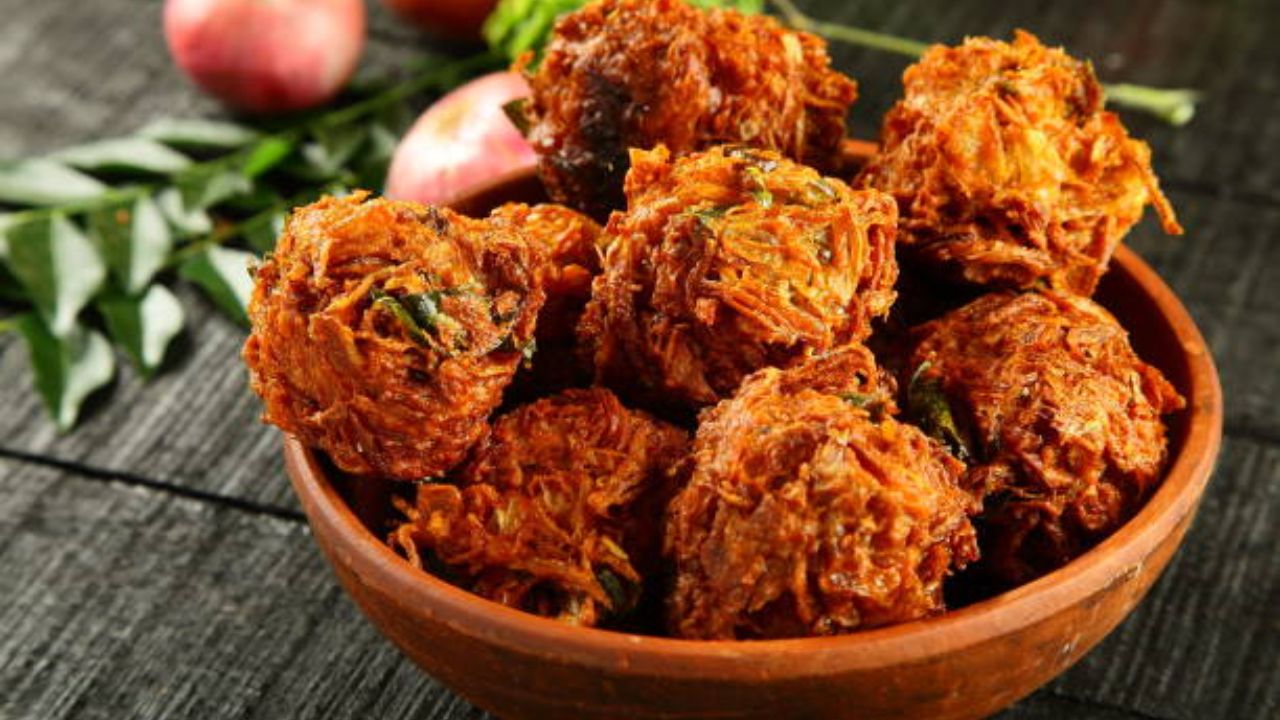 रात्रीच्या जेवणात हिरव्यागार पालकपासून १० मिनिटांमध्ये बनवा खमंग कुरकुरीत भजी, नोट करून घ्या रेसिपी