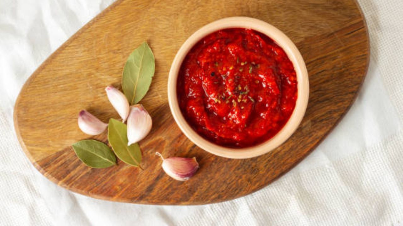 साध्या जेवणाला द्या हटके चव! १० मिनिटांमध्ये झटपट बनवा झणझणीत लसूण चटणी, चवीसोबतच शरीर राहील हेल्दी