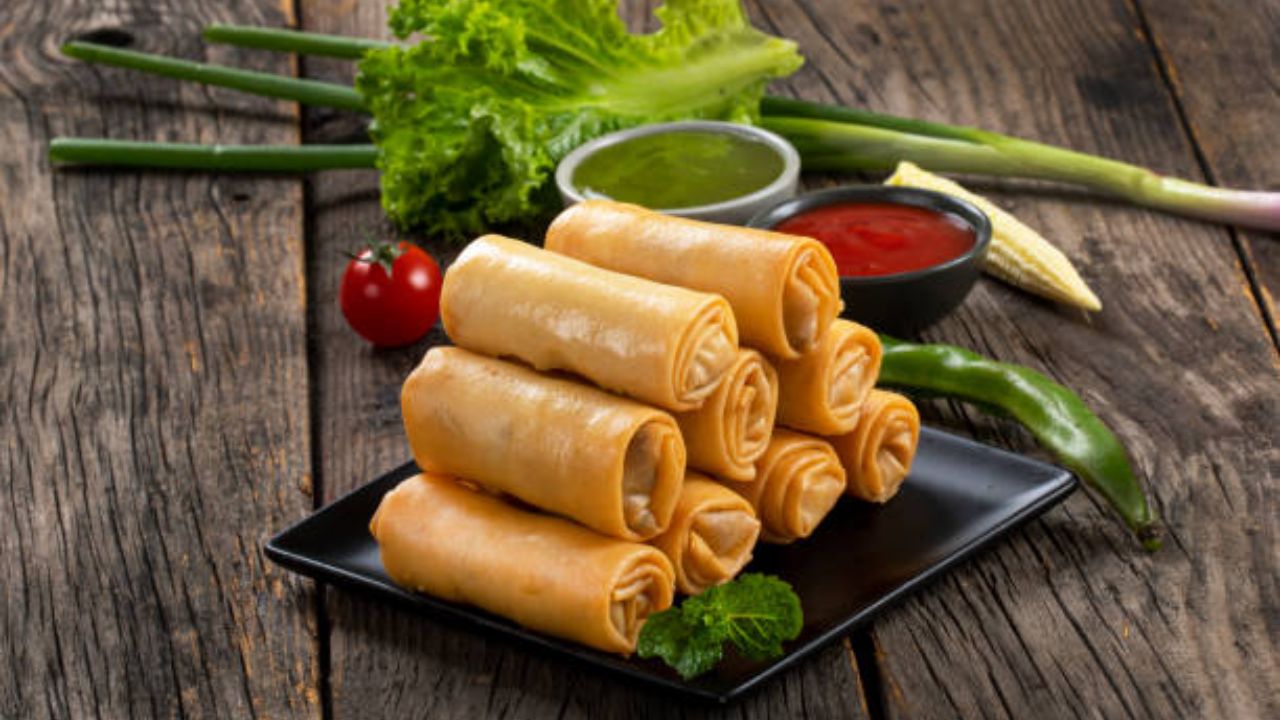 संध्याकाळच्या हलक्या नाश्त्यासाठी सोप्या पद्धतीमध्ये बनवा टेस्टी Spring Rolls, घरातील सगळ्यांचं खूप आवडेल पदार्थ