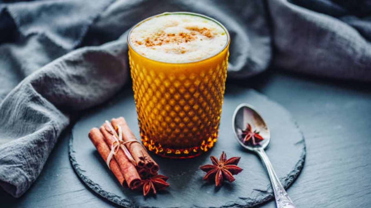 हळदीमध्ये अँटीऑक्सिडंट आणि दाहक-विरोधी गुणधर्म आढळून येतात, ज्यामुळे चयापचय वाढवतात आणि  झोपेची गुणवत्ता सुधारण्यास मदत होते. त्यामुळे रात्री झोपण्याआधी नियमित हळदीच्या दूध प्यावे. 