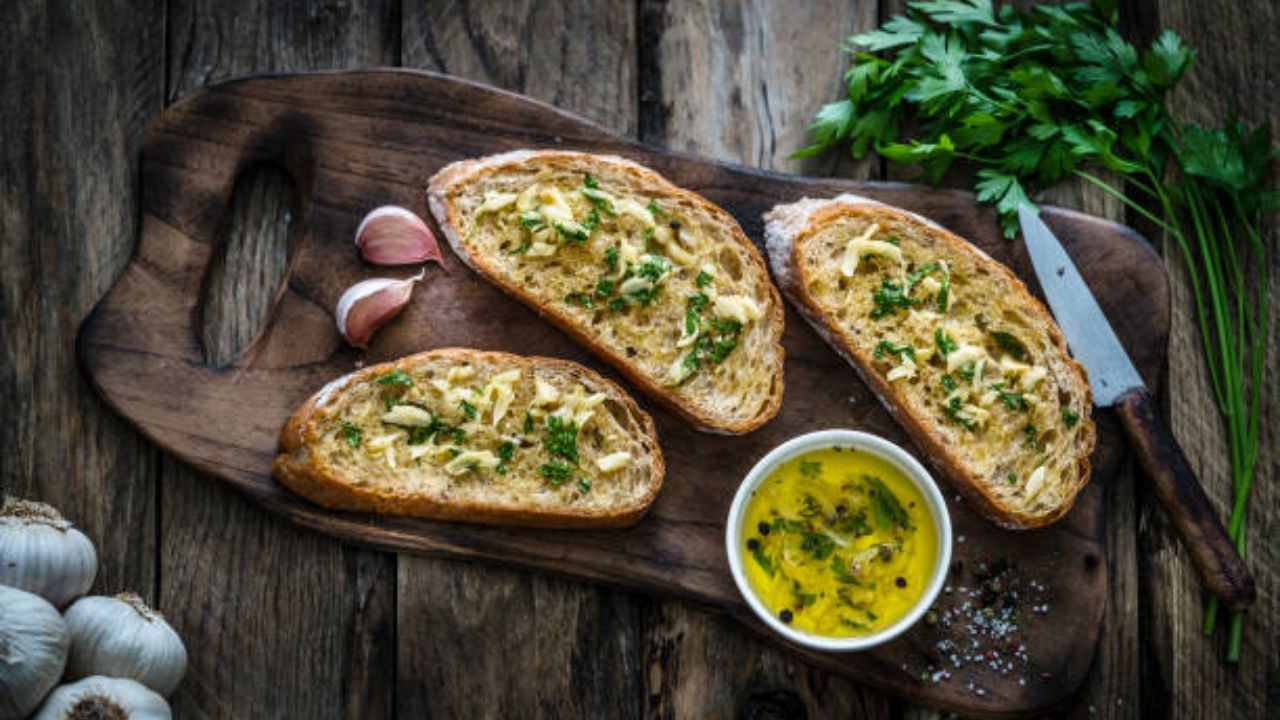 १० मिनिटांमध्ये सकाळच्या नाश्त्यासाठी बनवा Cheese Garlic Bread, घरातील सगळ्यांचं आवडेल चविष्ट पदार्थ