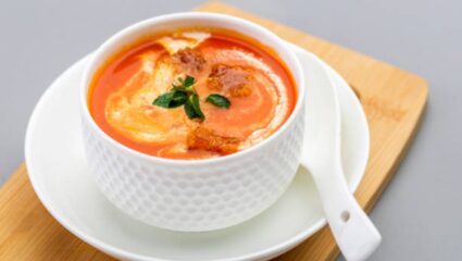 गरमागरम पदार्थांनी करा दिवसाची सुरुवात! १० मिनिटांमध्ये बनवा गाजर टोमॅटोचे चविष्ट सूप, नोट करून घ्या रेसिपी