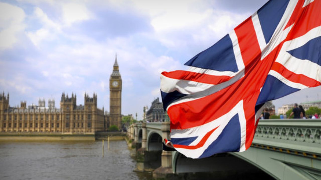 United Kingdom Crime : लंडनच्या हायस्पीड रेल्वेत चाकूहल्ला, 10 प्रवासी जखमी तर दोघांची प्रकृती गंभीर