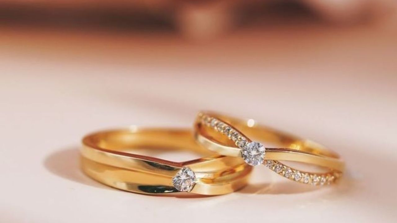 सोनं आणि डायमंडचे कॉम्बिनेशन एकत्र मिक्स करून तुम्ही कपल रिंग बनवू शकता. डायमंड सगळ्यांच्या हातामध्ये हटके दिसतो. 