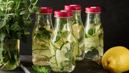 पचनक्रिया राहील कायमच निरोगी! ‘या’ पदार्थांचा वापर करून बनवा हेल्दी डिटॉक्स ड्रिंक, त्वचेच्या सौंदर्यात पडेल भर