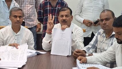 Ambernath: अंबरनाथमध्ये मतदार यादीचा ‘सावळा गोंधळ’! एकाच वॉर्डात शहराच्या विविध भागांतील नावे; माविआचे गंभीर आरोप