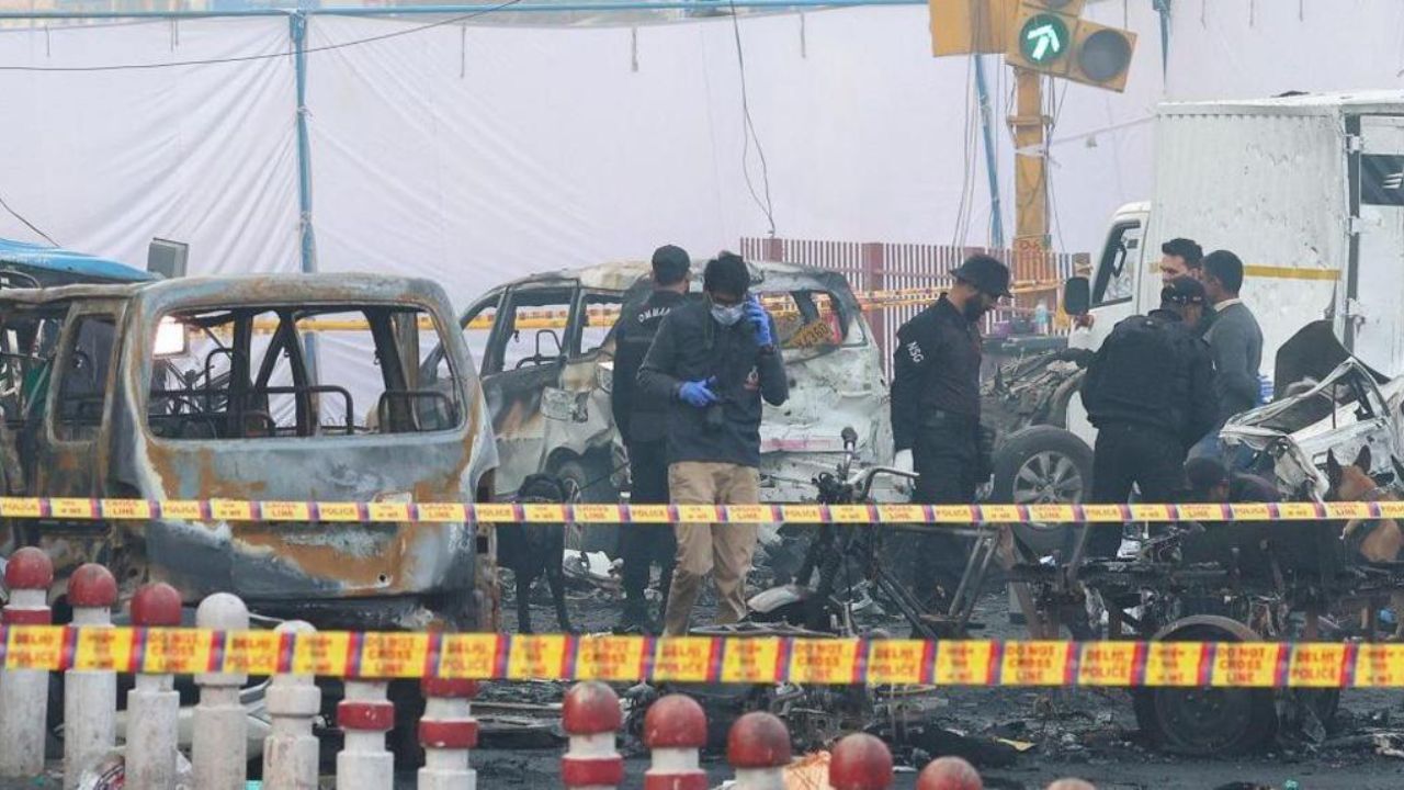 Delhi Bomb Blast: भय इथले संपत नाही! दिल्लीत फिरणाऱ्या त्या लाल रंगाच्या संशयित कारचा शोध सुरू