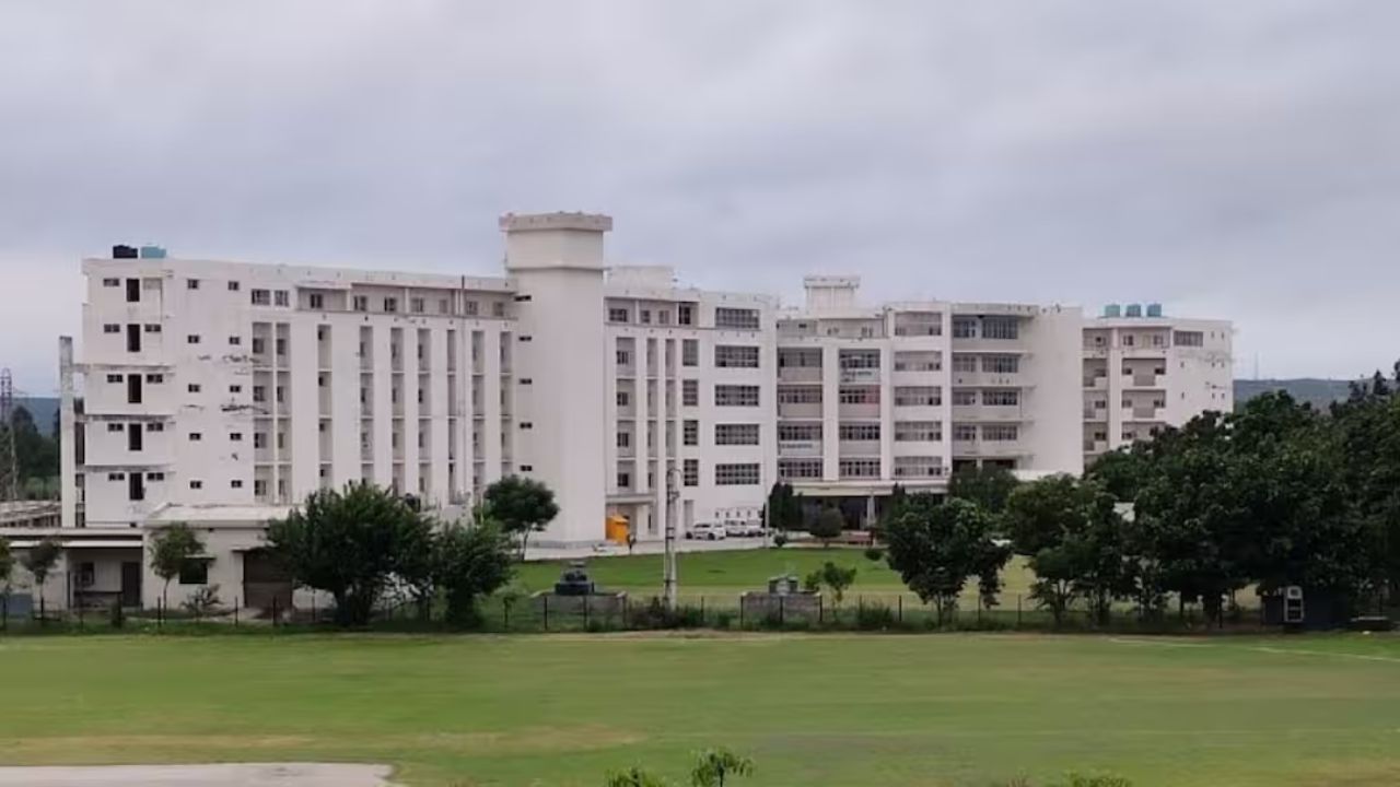 Delhi Bomb Blast Update: पोलिसांची अल-फलाह विद्यापीठावर छापेमारी; दिल्ली बॉम्ब स्फोटाशी काय आहे कनेक्शन?