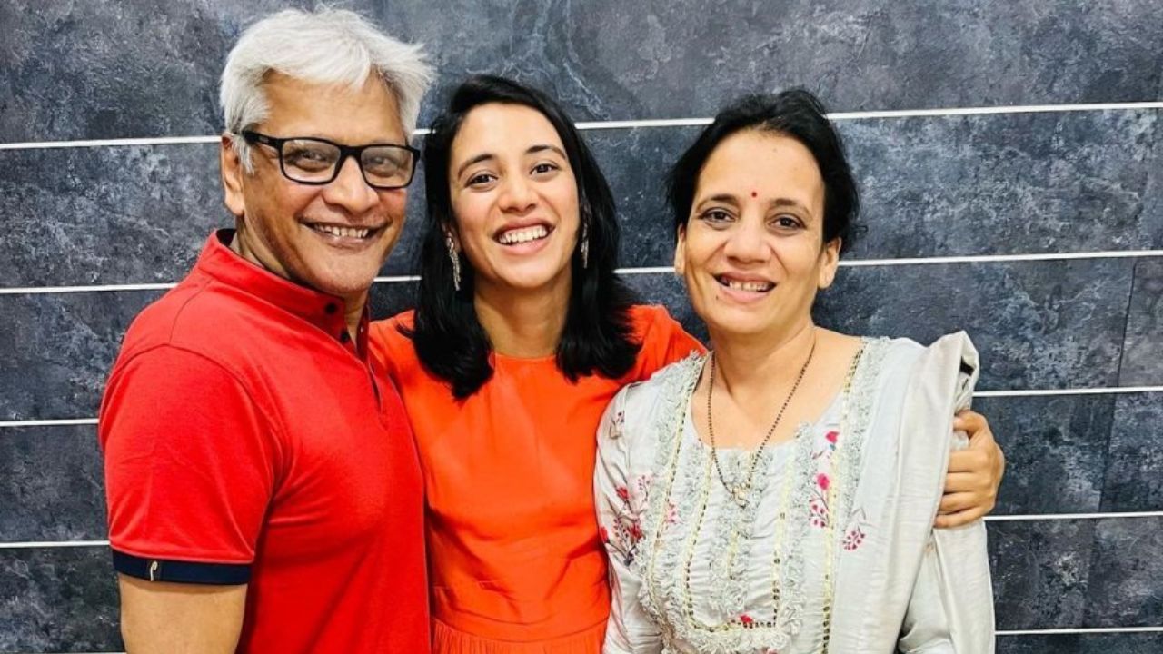ग्राउंडपासून ते वर्ल्ड कपपर्यंत! Smriti Mandhana च्या क्रिकेट कारकिर्दीला आकार देणारे वडील Shrinivas Mandhana कोण आहेत?