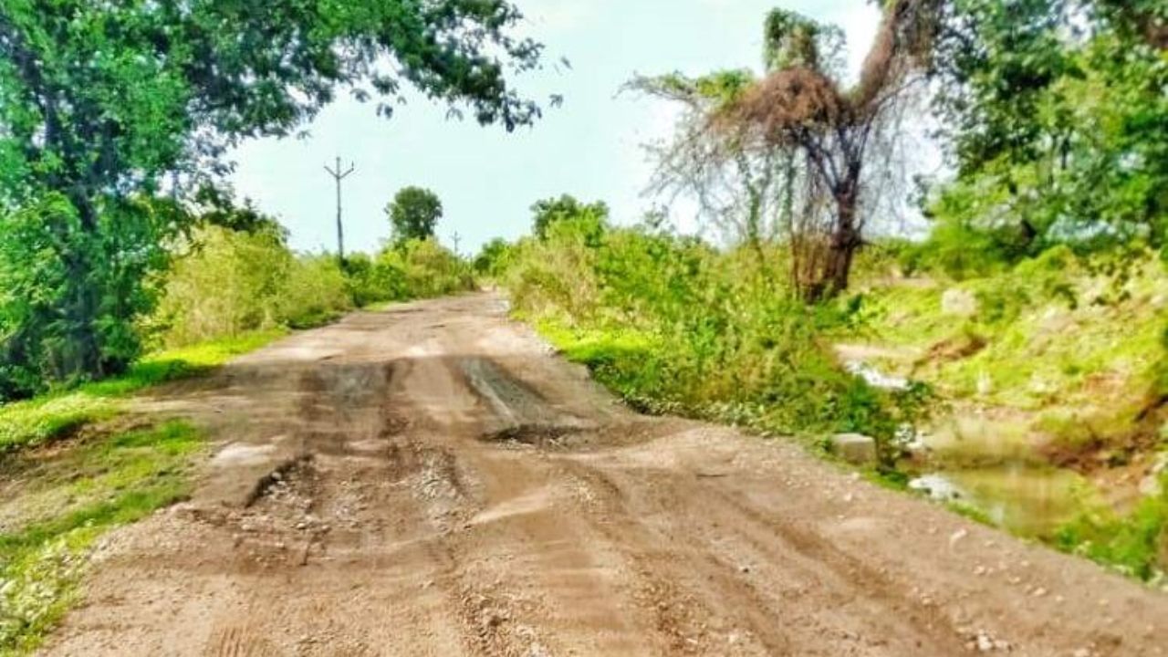 आमदार, प्रशासनाचे दुर्लक्ष! ढोरकीन-ववा वडाळा मार्गावर ‘खड्ड्यांचे साम्राज्य’, ग्रामस्थाचां आंदोलनाचा इशारा!