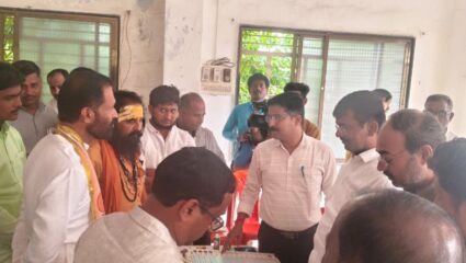 Tuljapur: प्रचाराला वेळ द्यावा की यंत्रणेकडे पाहावे? ईव्हीएम बंद पडल्याने गोंधळ; निवडणूक आयोगाच्या विश्वासार्हतेवर प्रश्नचिन्ह