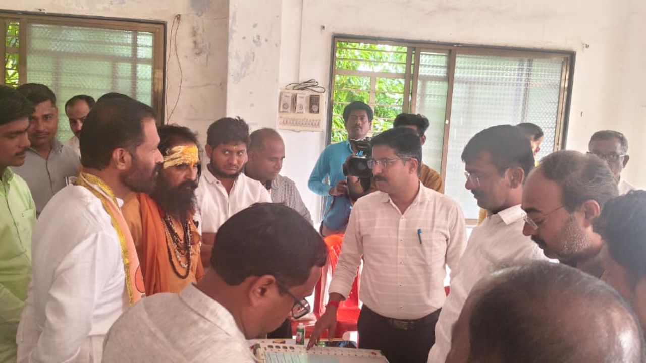 Tuljapur: प्रचाराला वेळ द्यावा की यंत्रणेकडे पाहावे? ईव्हीएम बंद पडल्याने गोंधळ; निवडणूक आयोगाच्या विश्वासार्हतेवर प्रश्नचिन्ह
