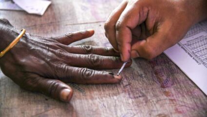 Akola Nagar Parishad Elections: मतदार यादीत मोठा घोळ! जवळपास दोन हजार मतदारांची दुहेरी नोंद; २ डिसेंबरच्या मतदानावर प्रश्नचिन्ह