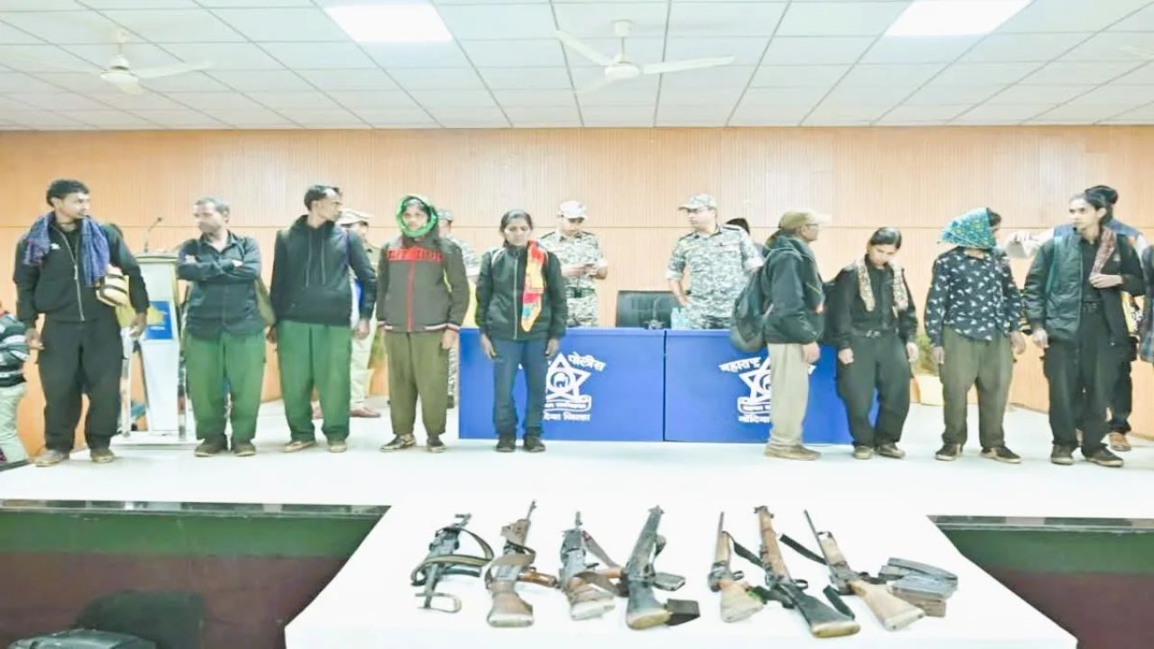 Gondia News: ‘रेस्ट झोन ‘मध्ये नक्षलींना हादरा; गोंदियात माओवाद्यांचे सामूहिक आत्मसमर्पण