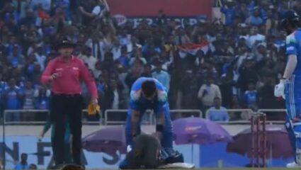 IND vs SA 1st ODI: सुरक्षा व्यवस्थेत मोठी चूक! रांचीत शतक होताच विराट कोहलीच्या पायावर पडला चाहता; मैदानात गोंधळाचे वातावरण