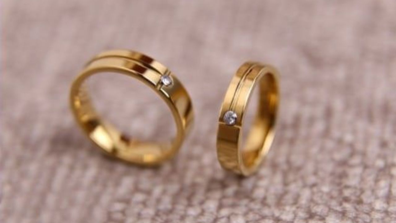 काहींना सिंगल डायमंड असलेली कपल रिंग घालायला खूप जास्त आवडते. या रिंग हातामध्ये घातल्यानंतर अतिशय उठावदार आणि स्टायलिश लुक देतात. 
