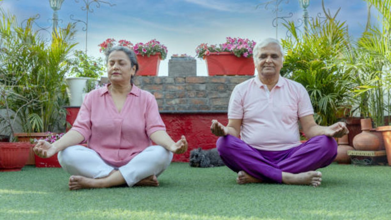 वय वाढल्यानंतर शरीरासंबंधित अनेक समस्या उद्भवतात? मग सकाळी उठल्यानंतर नियमित करा ‘ही’ योगासने