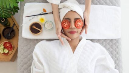 आठवडाभरात चेहऱ्यावर येईल काचेसारखी चमक! ‘या’ पद्धतीने चेहऱ्यावर लावा टोमॅटो, त्वचा होईल आतून स्वच्छ